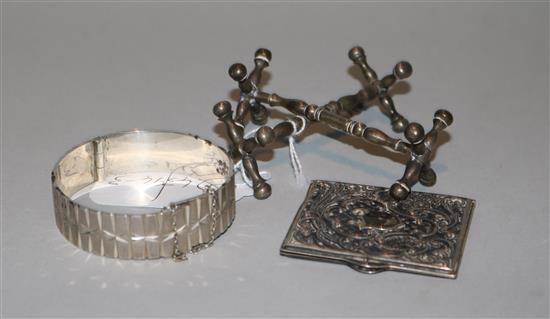 A pair of George IV silver knife rests, a modern silver bangle and a white metal case.